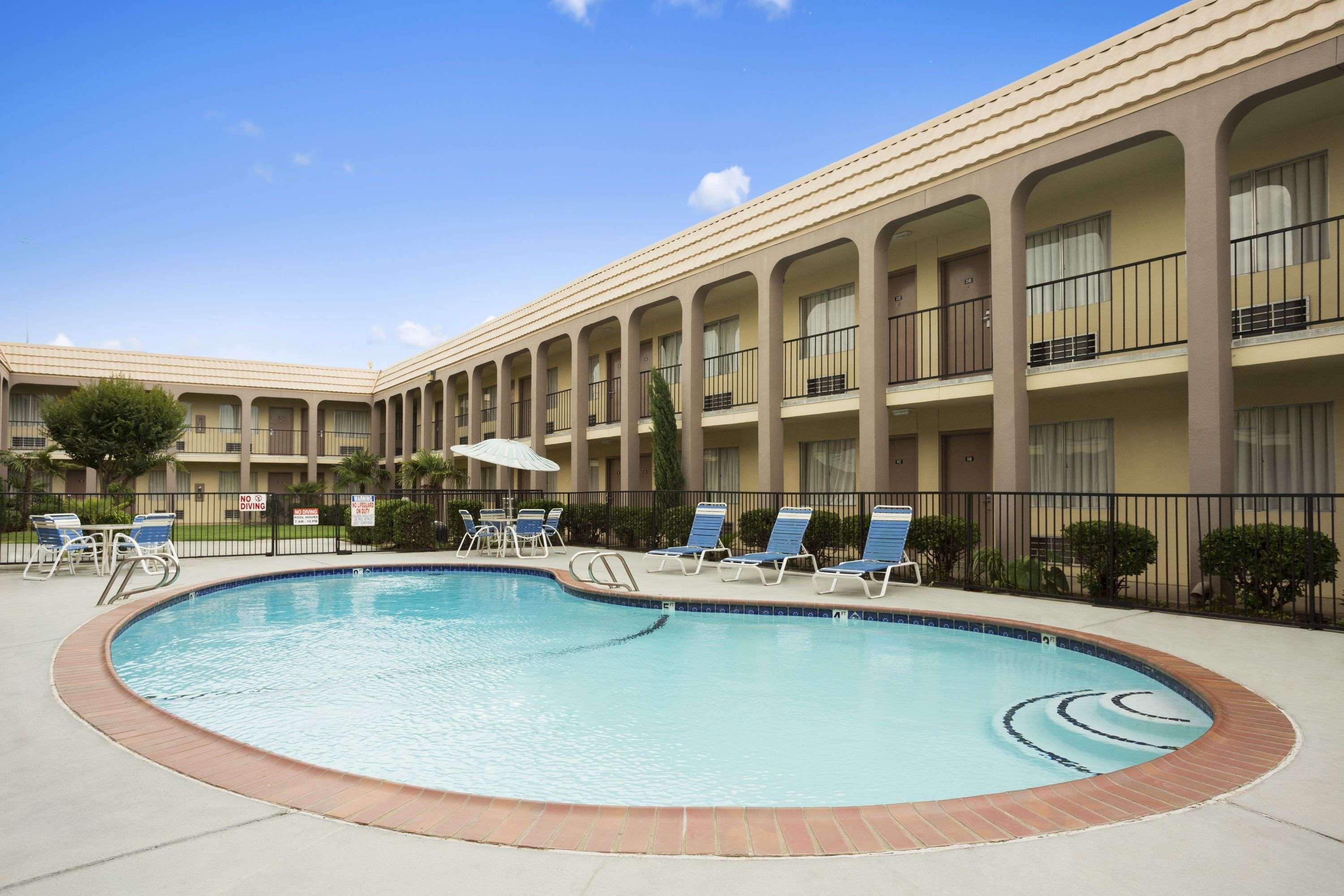 Days Inn By Wyndham Dallas Ирвинг Экстерьер фото